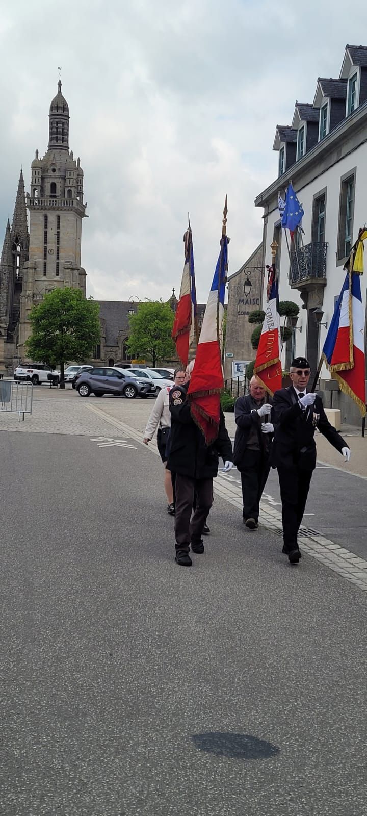 8 Mai 2025 - Arrivée des portes drapeaux.jpg