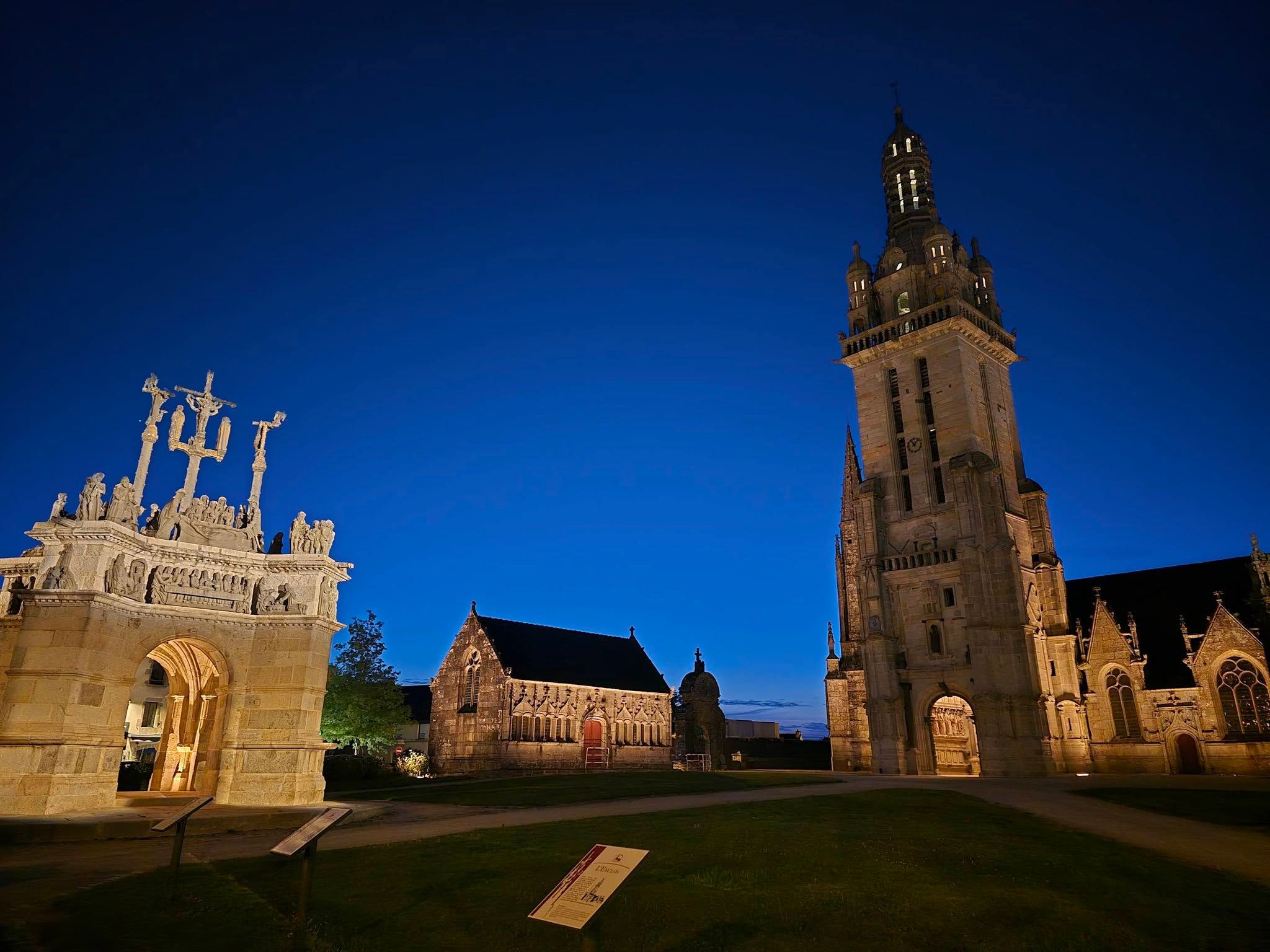 Mise en lumière de l'enclos paroissial - 29052026.jpg